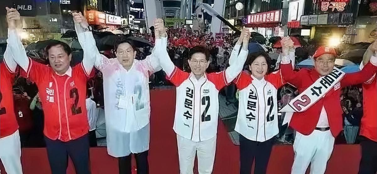 韩国这波反华操作简直魔幻！从4月起，“滚回中国”“滚出大韩”的离谱口号在街头天天