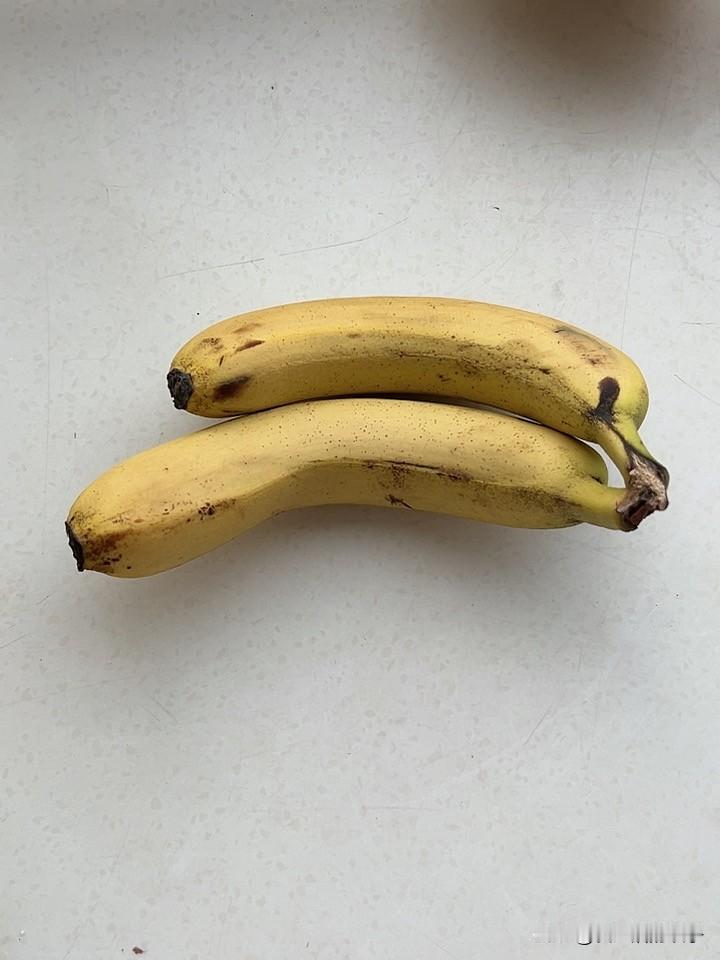 糖友们吃东西一定要仔细！有网友实测，空腹血糖6.1，吃两根香蕉一小时后血糖升