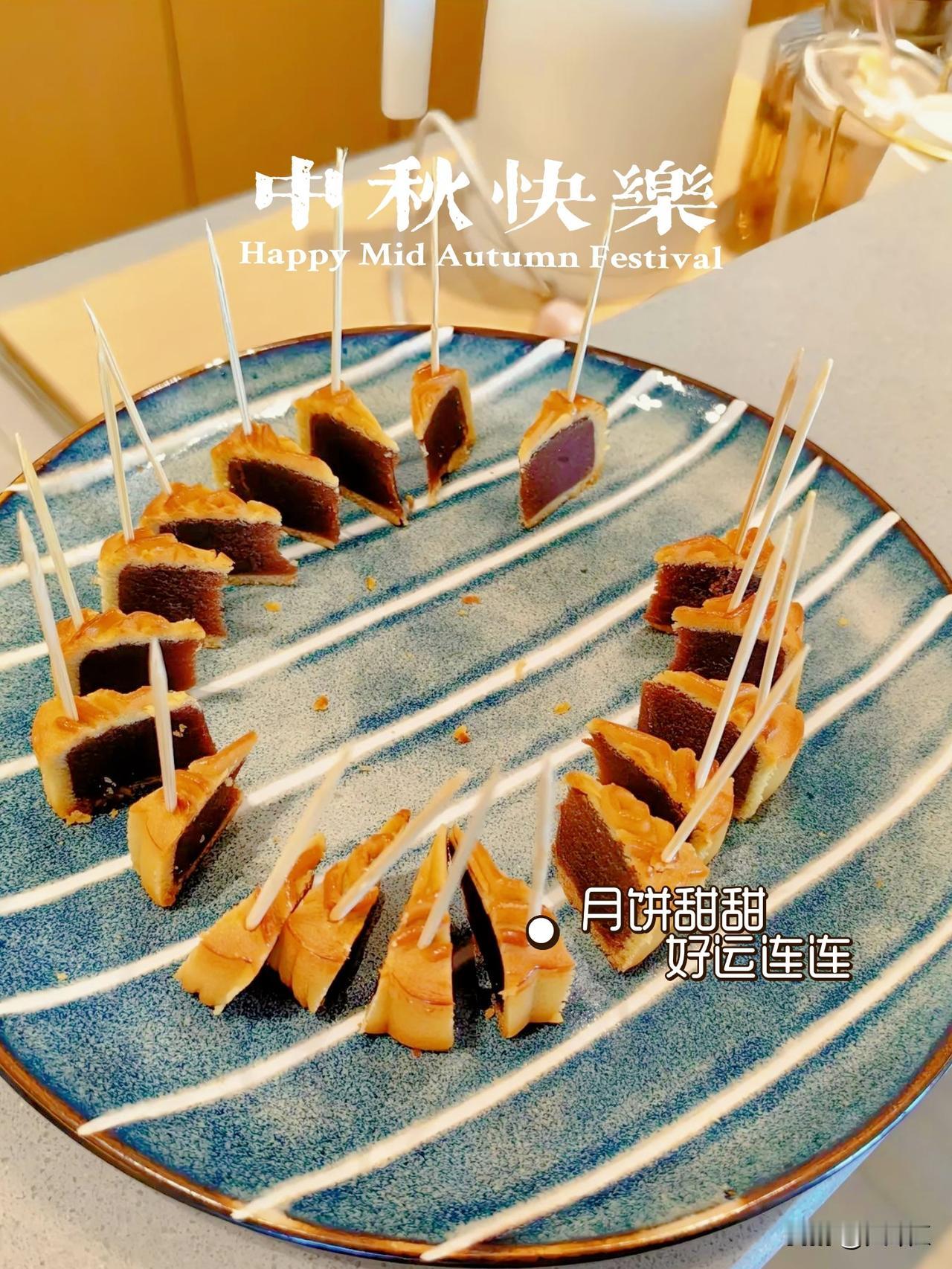 关于吃月饼南北差异这件事。终于理解南方月饼为啥要切着吃了，好可怕的月饼，可怕的