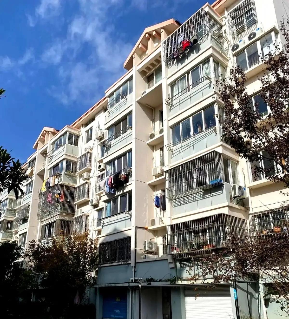 昨日，居住在六楼02室的邻居突然来到了我们家，提出了一个让我们十分惊讶的提议：他