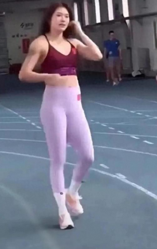 吴艳妮：壮实体格下的运动之美，腿部肌肉尽显力量