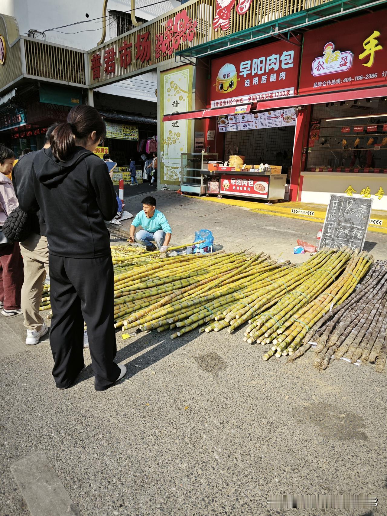 同一条街甘蔗15元无人问，18元却抢着买!逛市场撞见个超有意思的事儿：两家