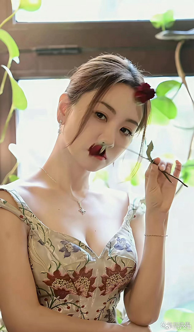 杨蓉身材丰满有致，一袭深V长裙优雅又自信，魅力直接拉满！