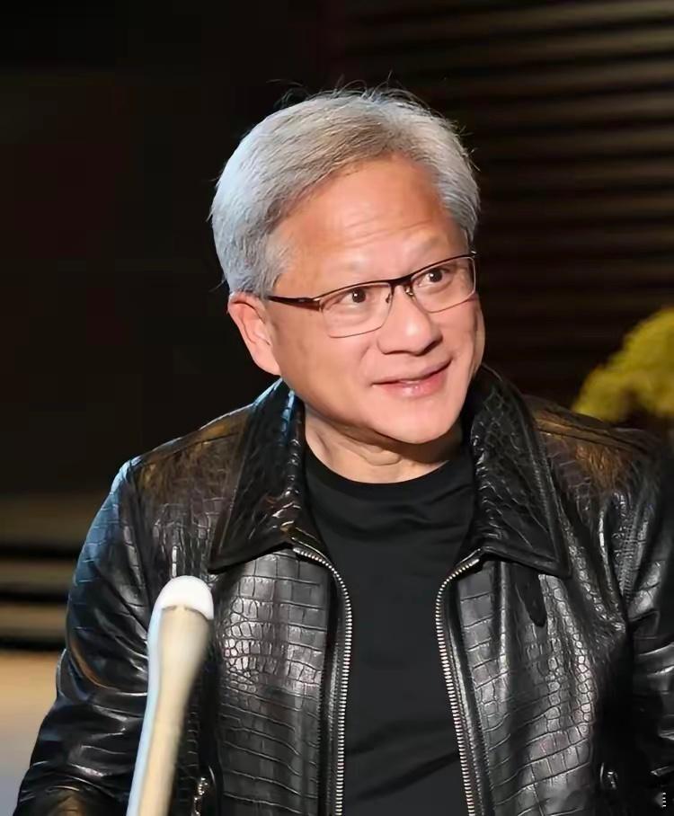 大家发现了吗？黄仁勋越来越不对劲了。明明他都已经63岁了，却变得越来越活跃了。按