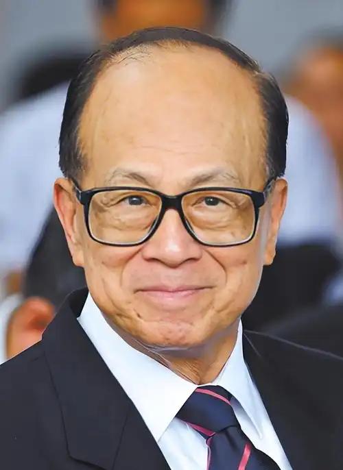 十年前，大家都在说“别让李嘉诚跑了”，那时他把内地的资产打包卖掉。现在，李嘉诚又