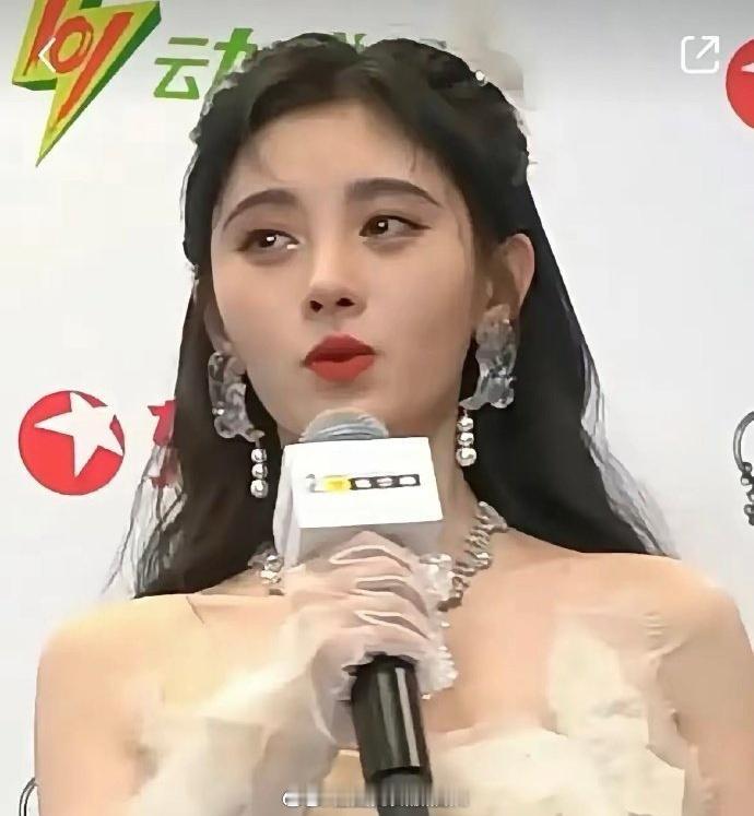 失去了美颜滤镜的鞠婧祎