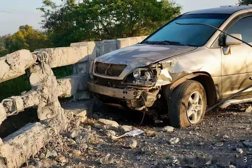 泰军这波操作真绝了！不跟柬军拼人命，专炸补给桥玩“围点断粮”！柬泰边境对峙