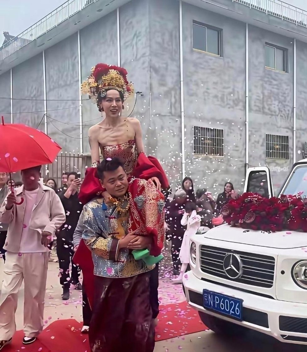 这个新娘子骨架还挺好就是太瘦了看着很吓人