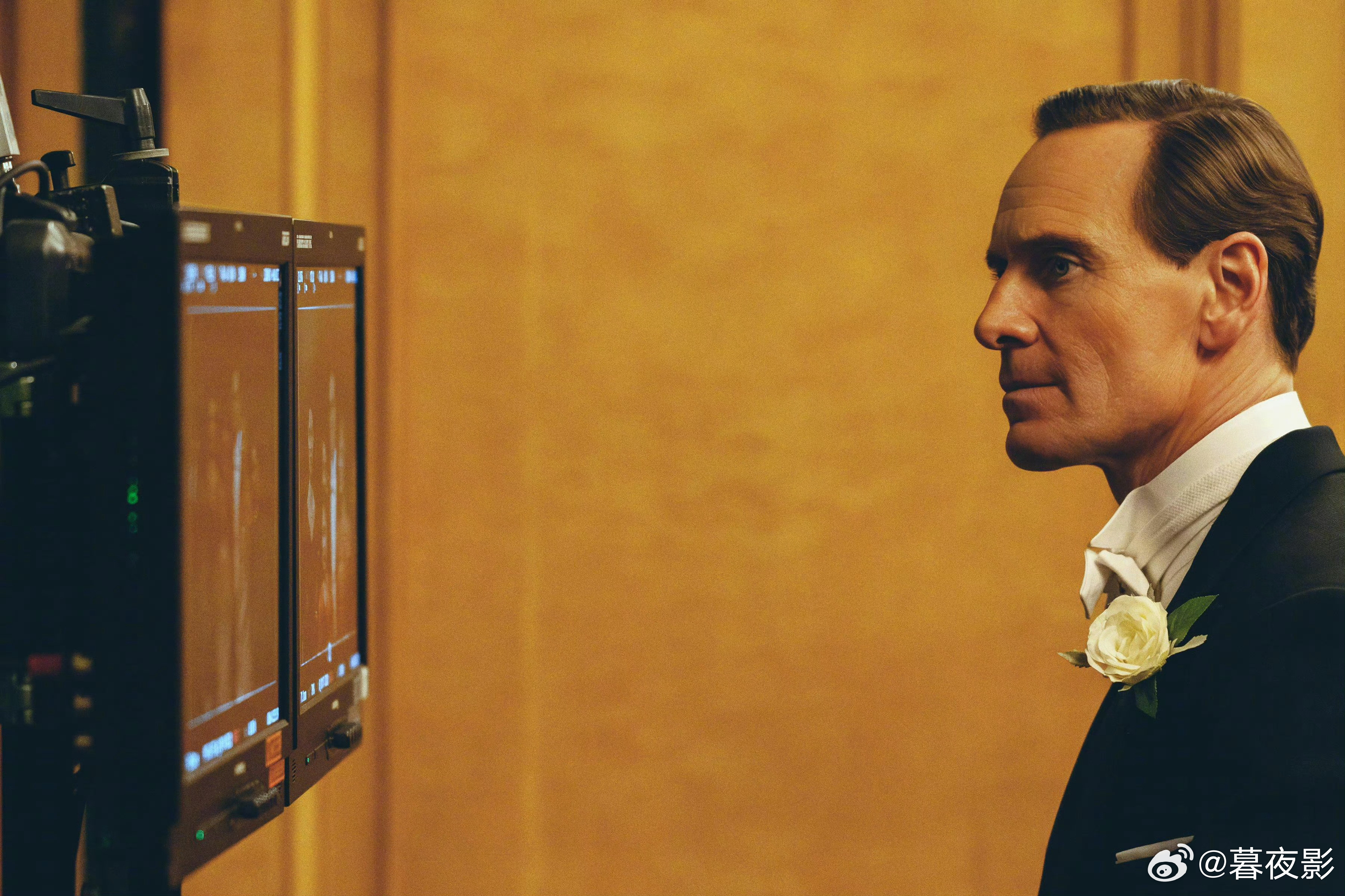 Netflix发布《肯尼迪》最新幕后照，“法鲨”迈克尔·法斯宾德饰演的老乔瑟夫