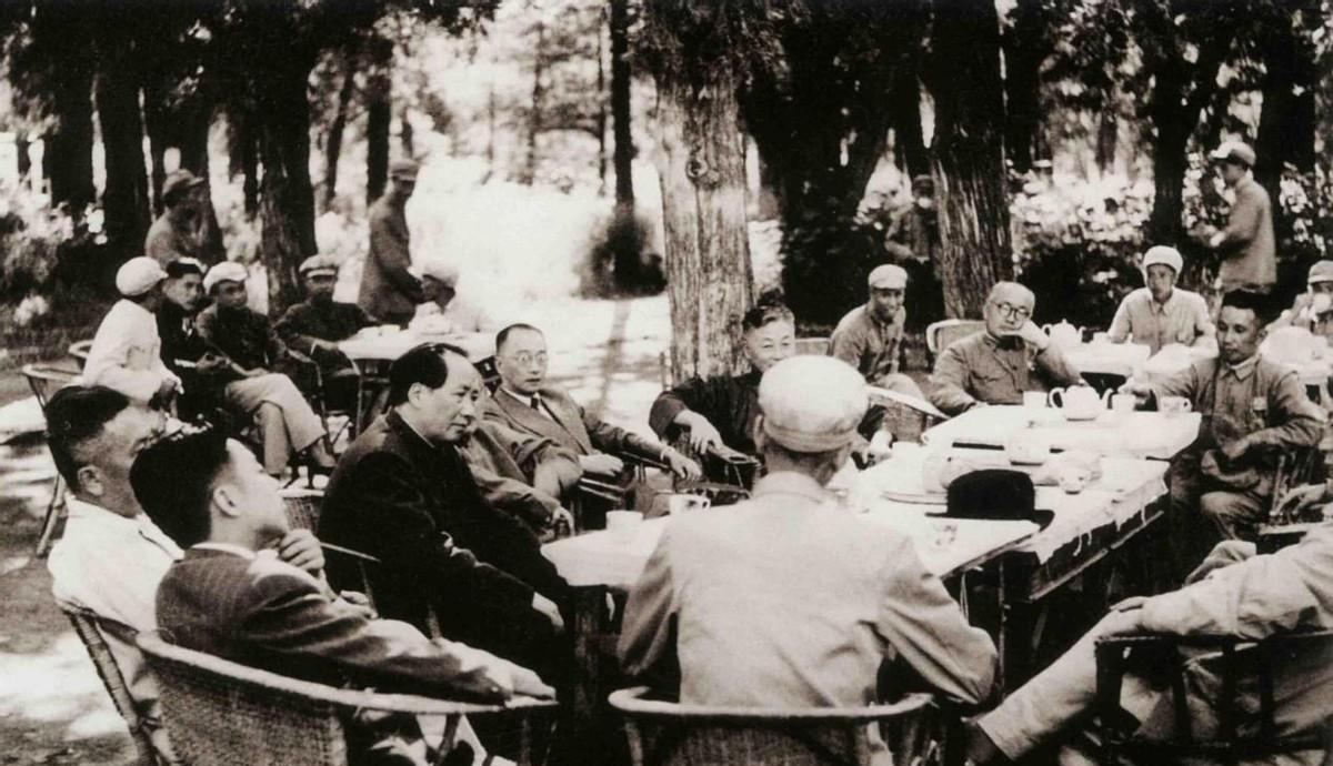 1949年朱德拜访陈明仁，进门前朱德敬军礼高喊：报告，我是朱德。门外脚步声由