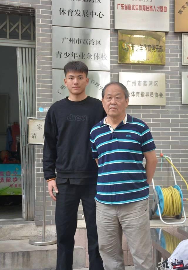 研究了国门李昊很久，我才发现一个反常识的秘密：他那双封死对手射门的手，真正的力量