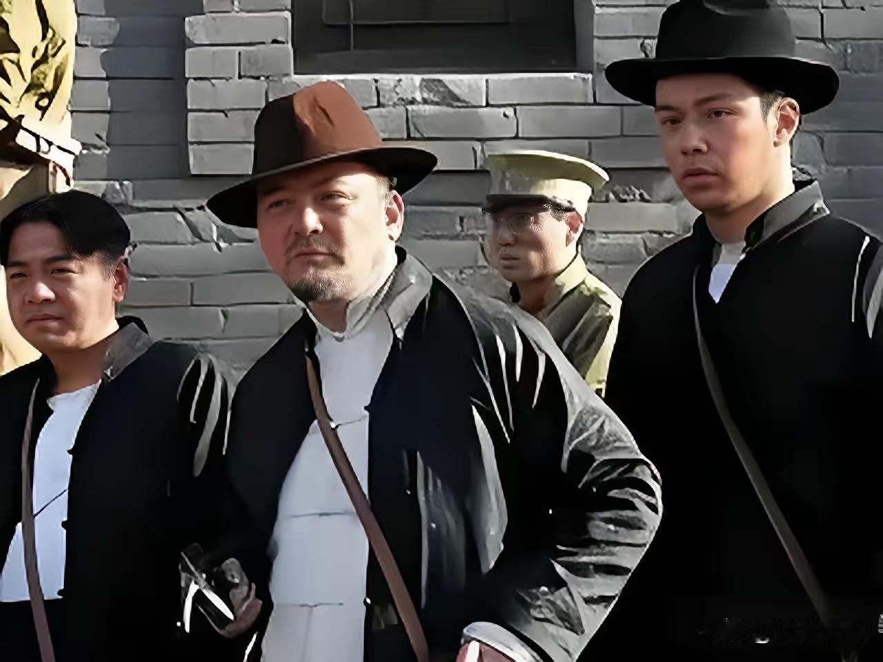 1943年，大汉奸刘儒明活埋了我方一侦察员，锄奸队几次想除掉他都没得手。张士根认