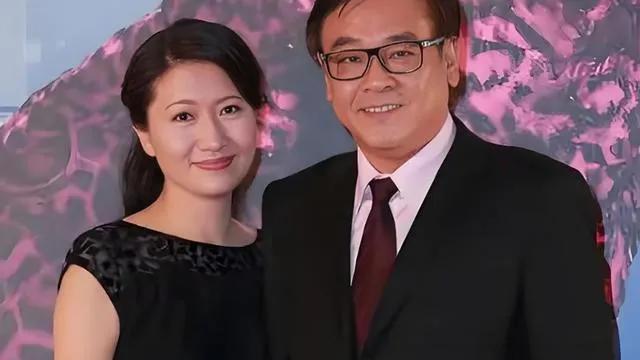尔冬升携女儿亮相金像奖，隐秘婚姻引热议，女儿成全场焦点，教女方法引思考。尔冬升