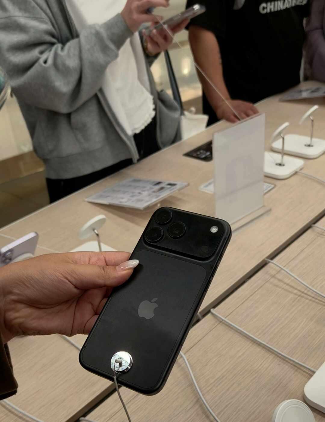 iPhone 18 Pro手感如何？线下摸完说点真话今天来天府三街看朋友，一起
