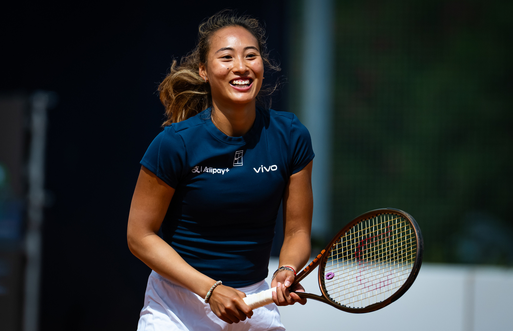 郑钦文参加罗马站活动照​​​WTA1000罗马公开赛前夕，郑钦文出席青少年训练