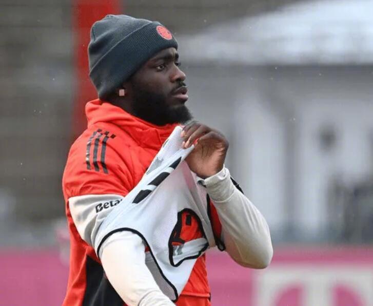 据记者MaximilianKoch的报道，他谈到了拜仁中卫乌帕梅卡诺至今还没有