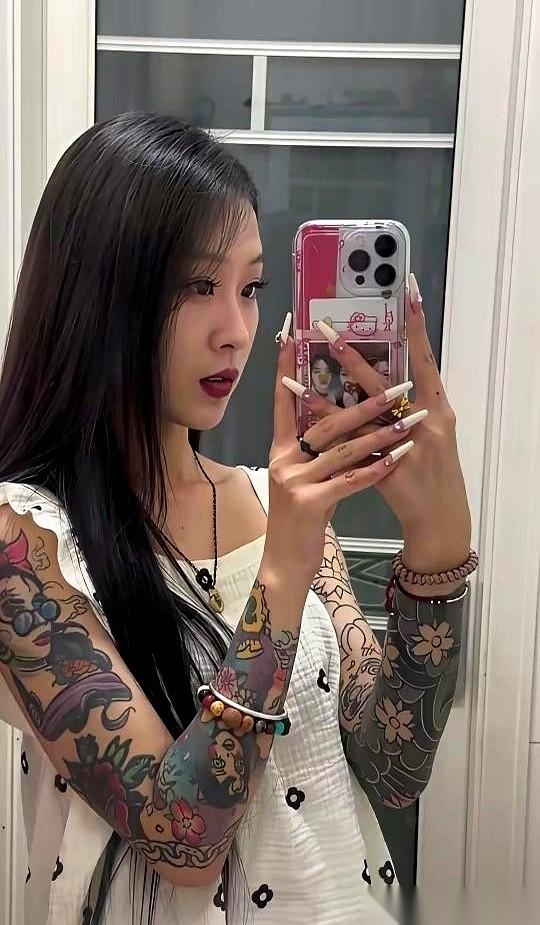 现在街上抽烟的女孩，好像越来越多了。昨天就在写字楼下看见一个。一身穿搭看着不便