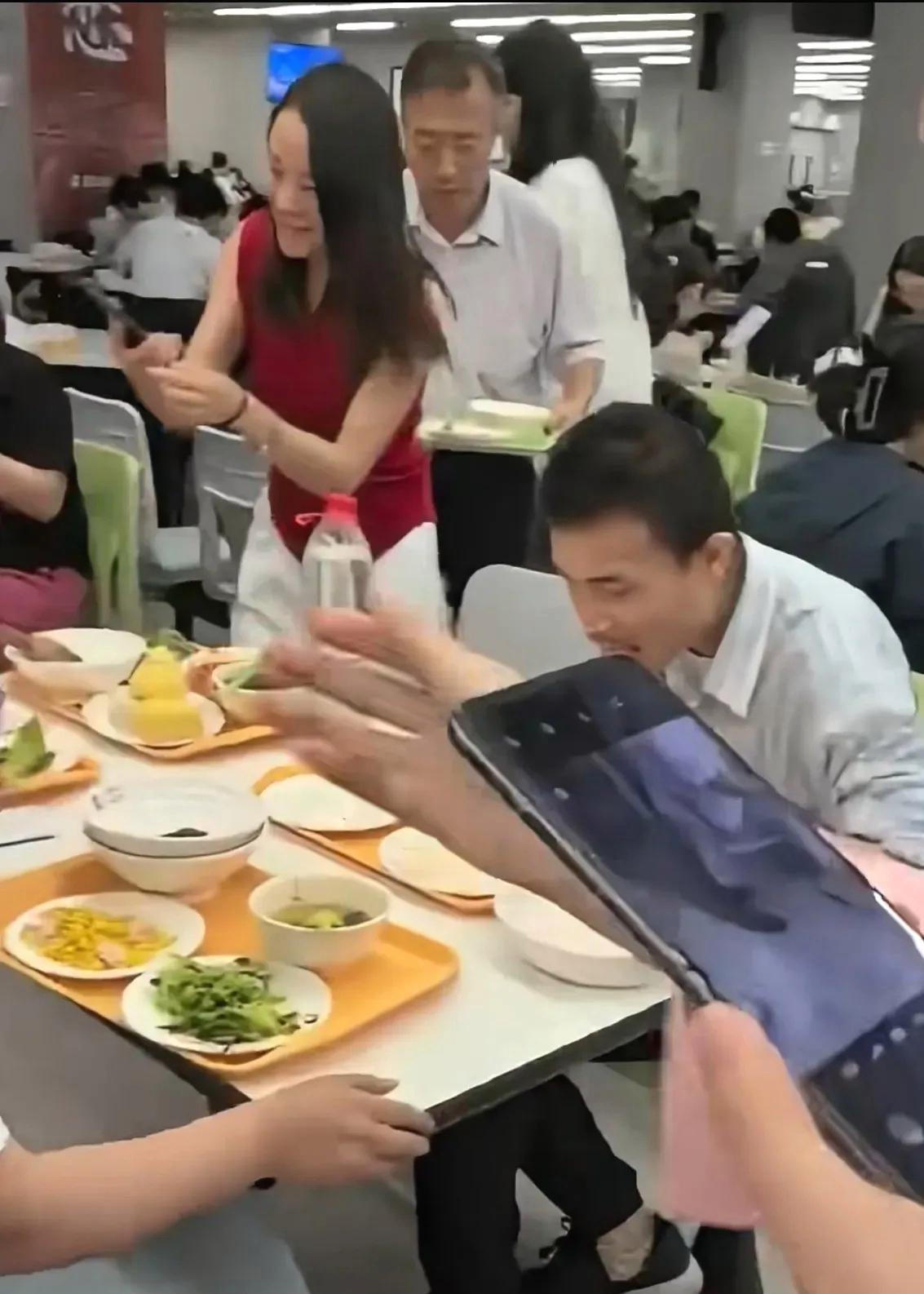 韦东奕太难了，吃个饭都被人纠缠，不断被人围观拍照，一些游客像拍动物园一样，争着抢