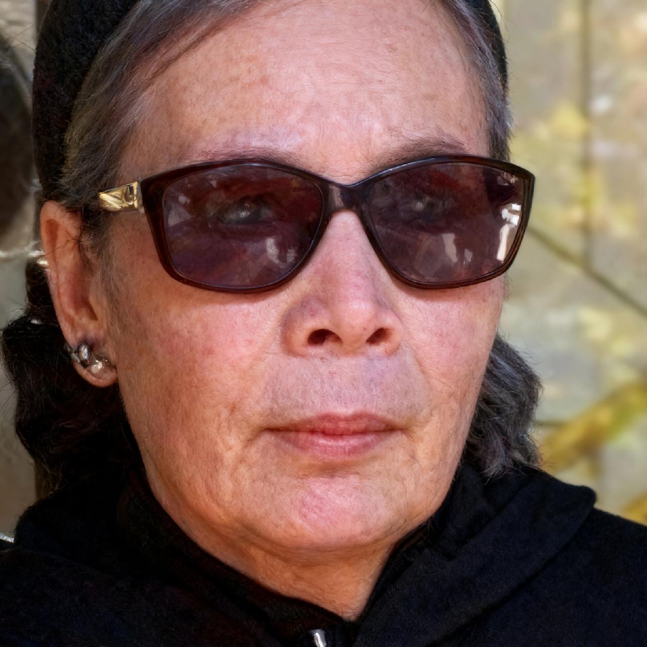 2003年，蒋介石的孙女蒋孝章，参加奶奶宋美龄的葬礼，一张罕见的留影，照片中的她