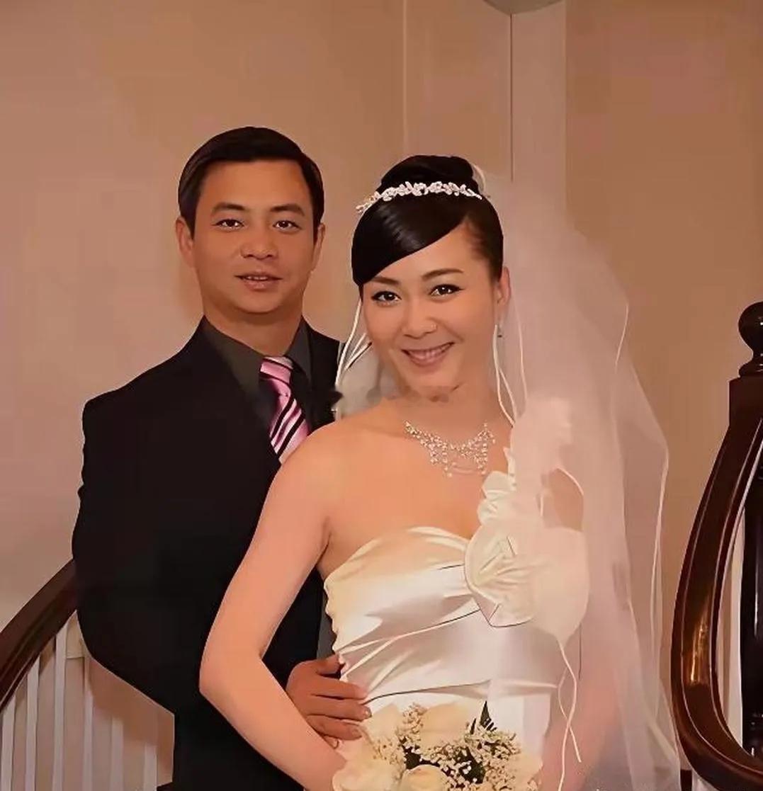 体操冠军李大双2024年和演员李琳结束了23年的婚姻。离婚后，他认识小自己22岁