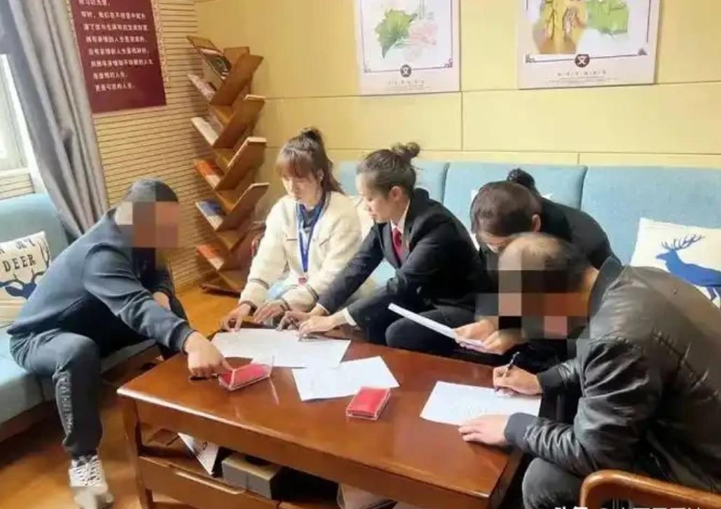 浙江嘉兴，38岁女子是父母的独生女，一直未婚。父母年轻时很能干，日子过得很好，还