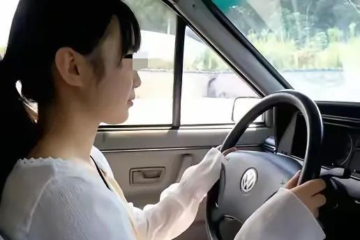 云南石林，19岁女生准备考驾照，晚上跟着教练熟悉考试场地。岂料，教练摸了女生的背
