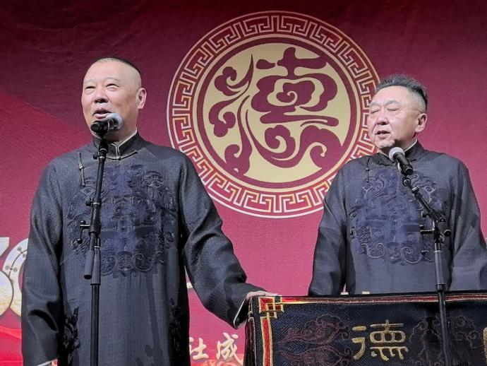 德云社环球巡演北美首站告捷，六位新助演登台，带徒弟这事上，郭德纲不偏不向！德云社