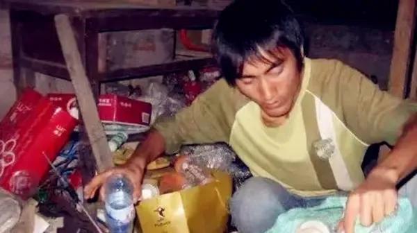贵州某中学，一男生找校长要复读，校长摇头说：”我都跟你说了4回了，真不行！”突然