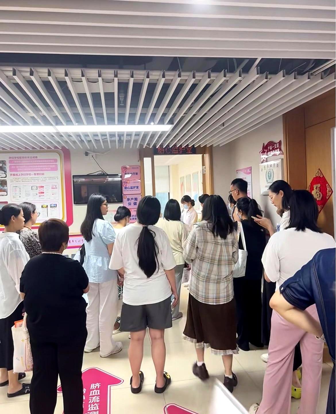清晨做糖耐时，医生一句“再晚一个钟头来”，空腹硬撑到八点，走廊已被大爷大妈排成蛇