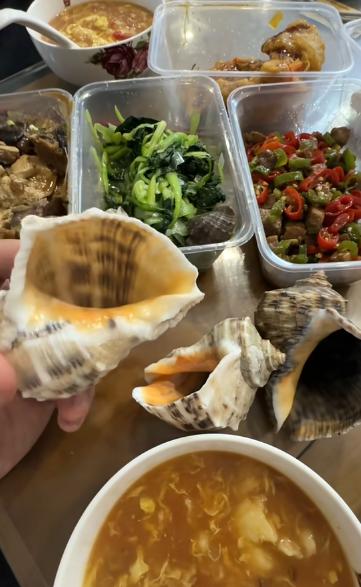 “笑不活了！”近日，山东威海，一男子吃完海鲜后，会把螺壳洗干净，晒干就去海边扔在