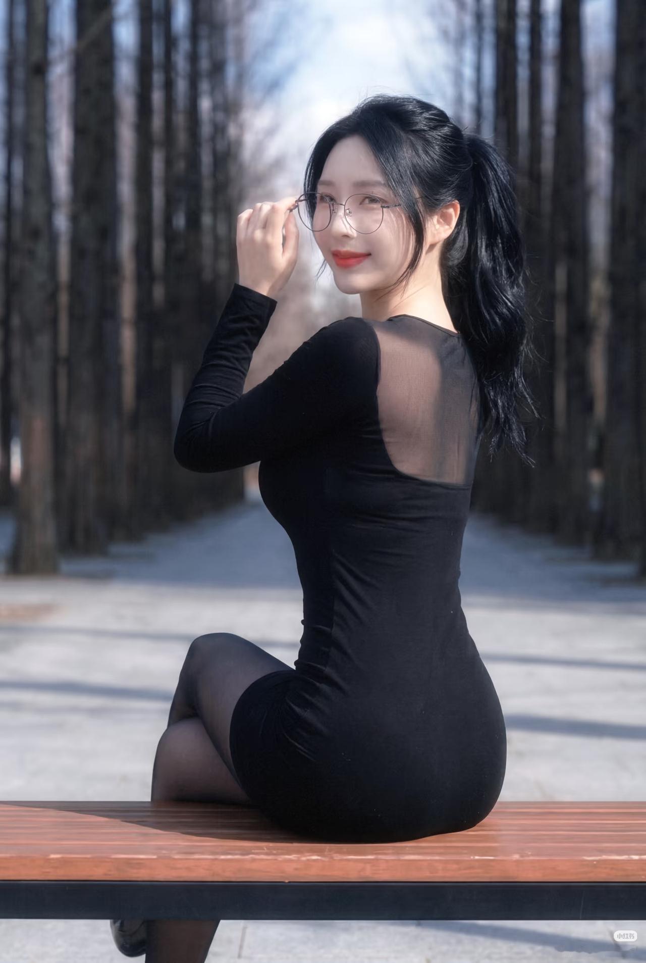 黑裙少女在林间，阳光洒落，温柔微笑。都市丽人高跟丝袜黑丝美腿细高跟御姐丝袜