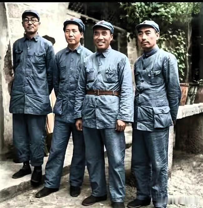 这张上色老照片里，从左至右依次是博古、毛泽东、朱德和周恩来，四位长征后的领导人，