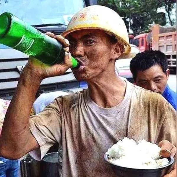 前天一个搬走三十多年小学同学的儿子在村民群发布讣告。说他62岁的老爸突发