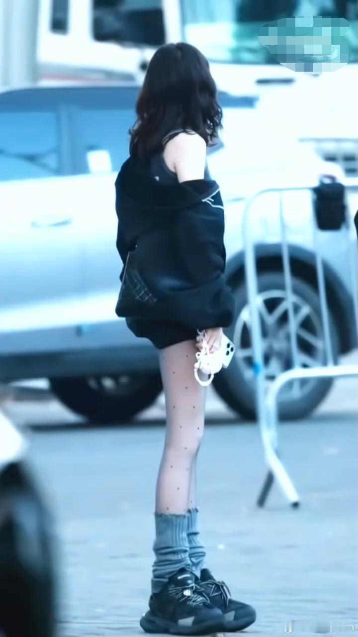 好美的白鹿波点丝袜叠穿堆堆袜，又甜又酷！