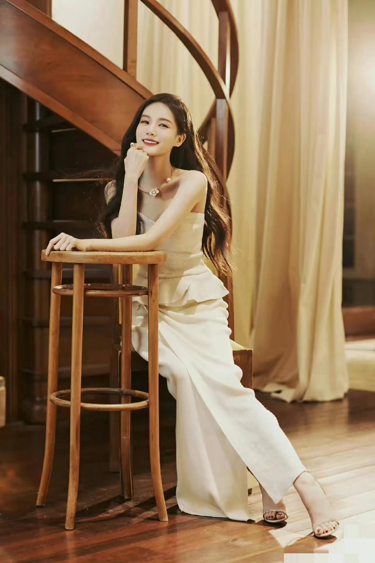 李一桐[玫瑰]，一如既往“公共场合不爱穿鞋”，但…北舞毕业，jio真能“