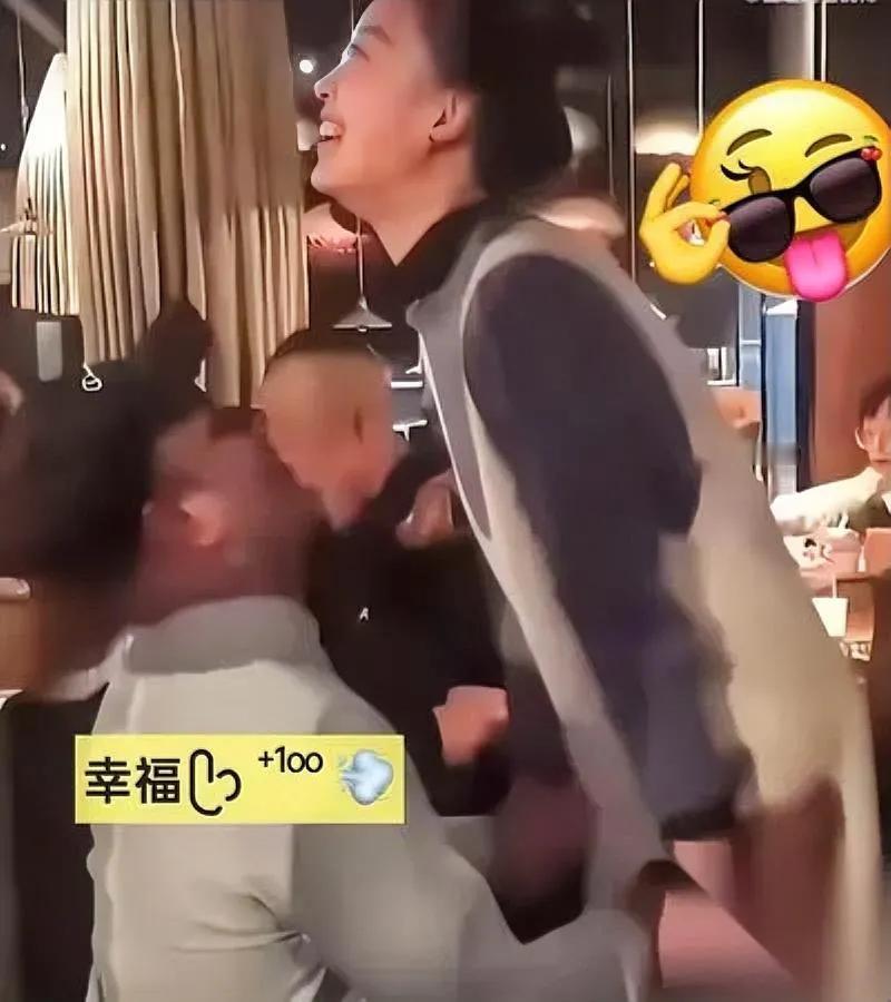 印度小哥又双叒跪求婚了！女生哭到失控为哪般？网友却吵翻了：这婚能结吗？最