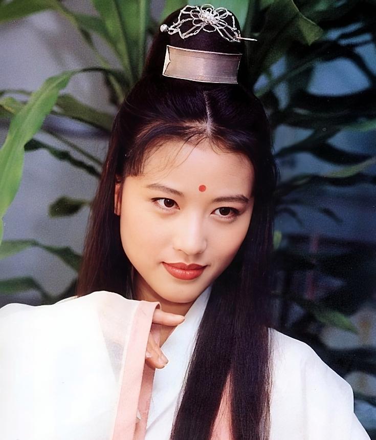 周芷若变成了灭绝师太！金庸看到周海媚演的周芷若装扮时曾说想把小说结局改写让
