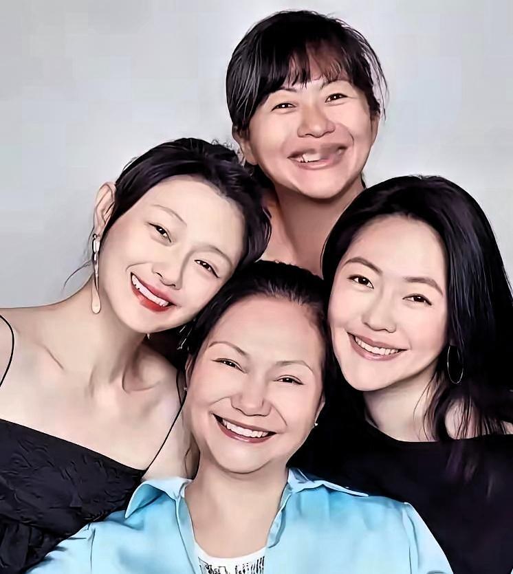 外人以为S妈发愁的是生计，真相却藏在那套住了大半辈子的房子里。她的不安，不是担心