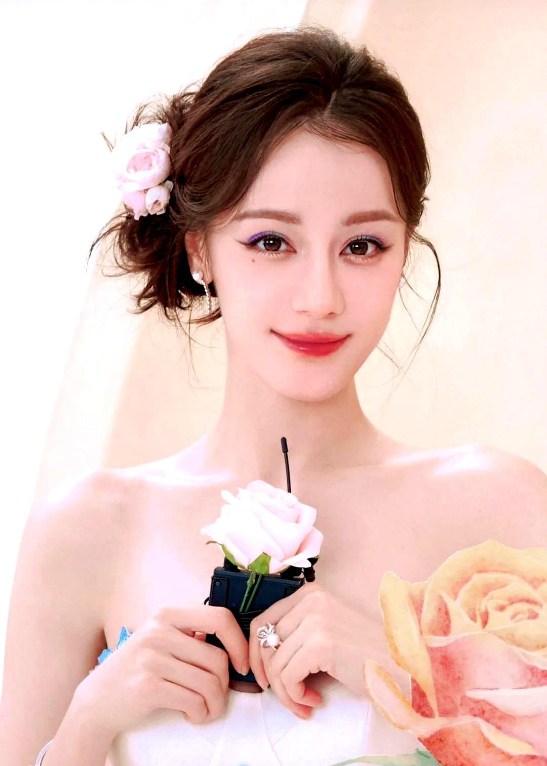 迪丽热巴被困迪拜机场第4天，Dior大秀开场了。她一个人坐在候机区，身边只