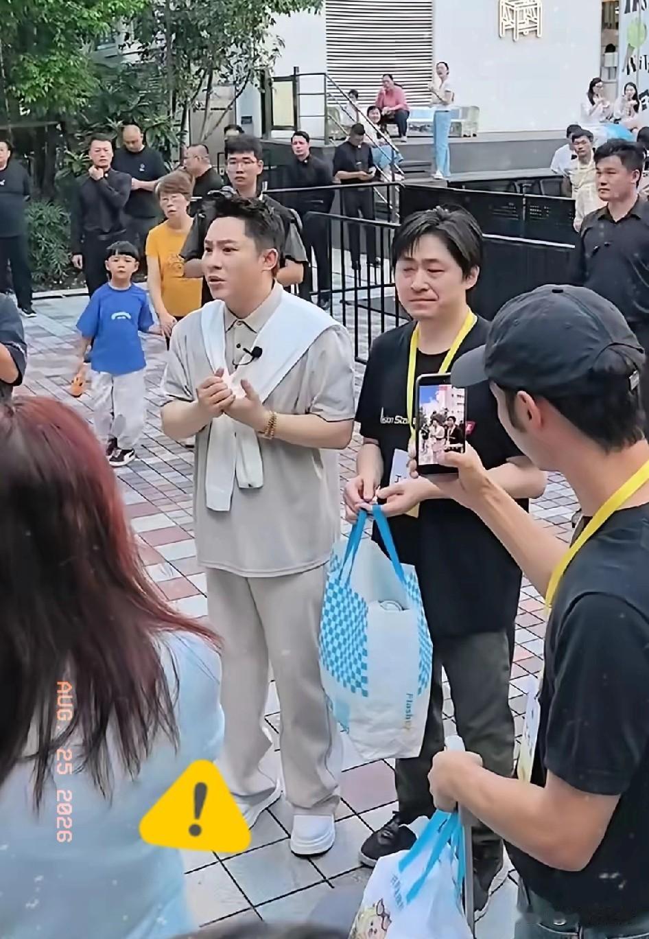 8月25日，赵丽颖突发身体不适，取消直播，主持人直播道歉，分享赵丽颖目前情况，直
