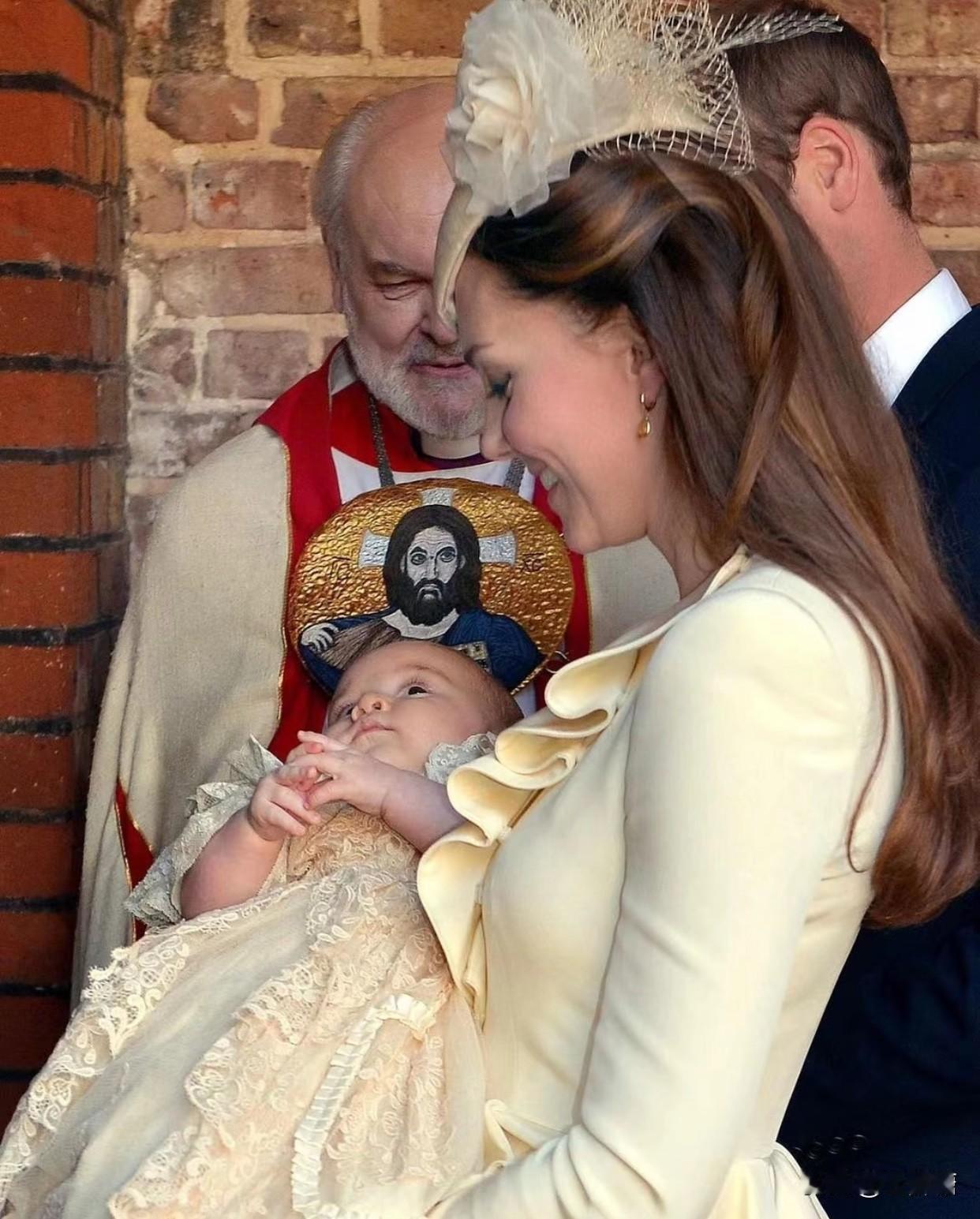 想起凯特王妃，每次生完孩子都是过几个小时，就穿着高跟鞋和裙子抱着孩子在医院