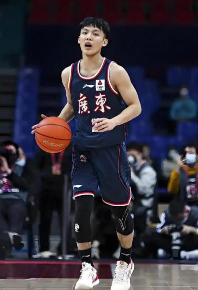 获高度认可，法尔盛赞徐杰！ 谁说篮球只属于高个子？徐杰在2米28巨塔法尔头顶