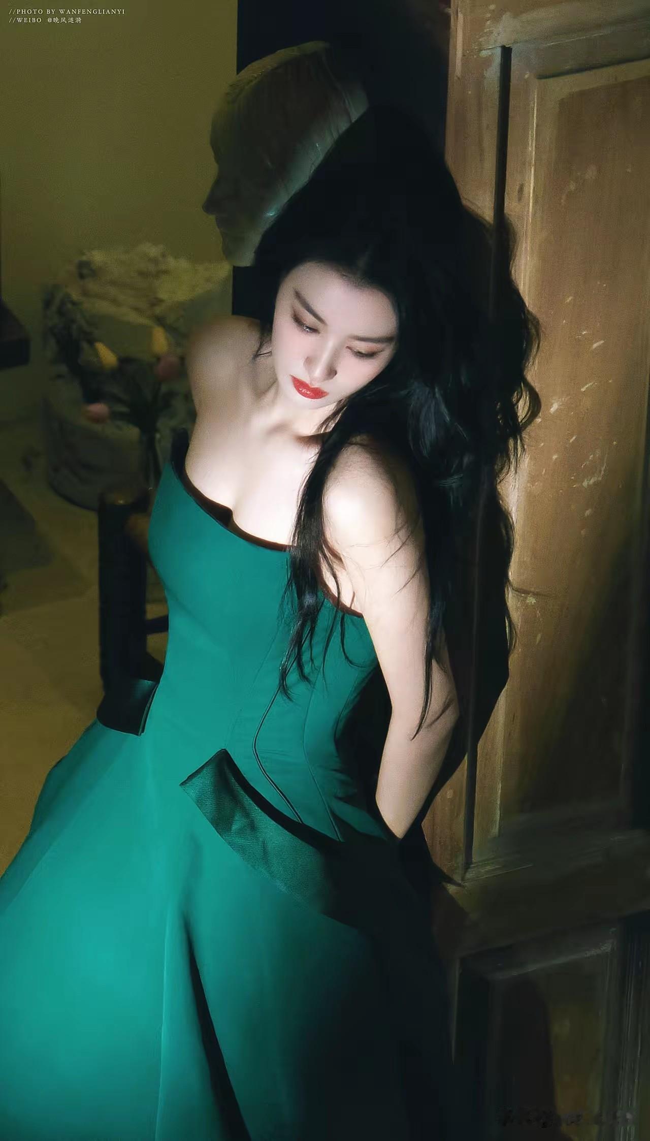 王楚然，一袭绿裙摇曳生姿，光影里藏着温柔心事，每一眼都让人心动不已。