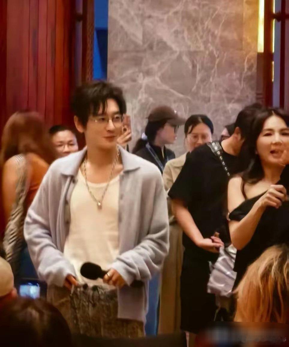 黄晓明Ella慰问群演，晓明哥穿针织衫帅气十足，47岁仍有少年感​​​