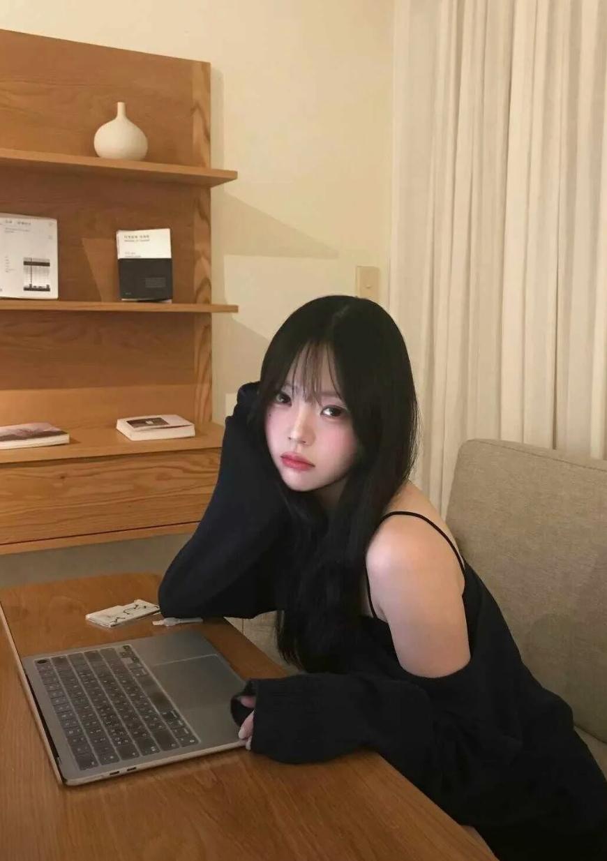 这样温柔的甜妹，你愿意当她男朋友吗？安安静静坐在书桌前，一身简约黑衣，长发