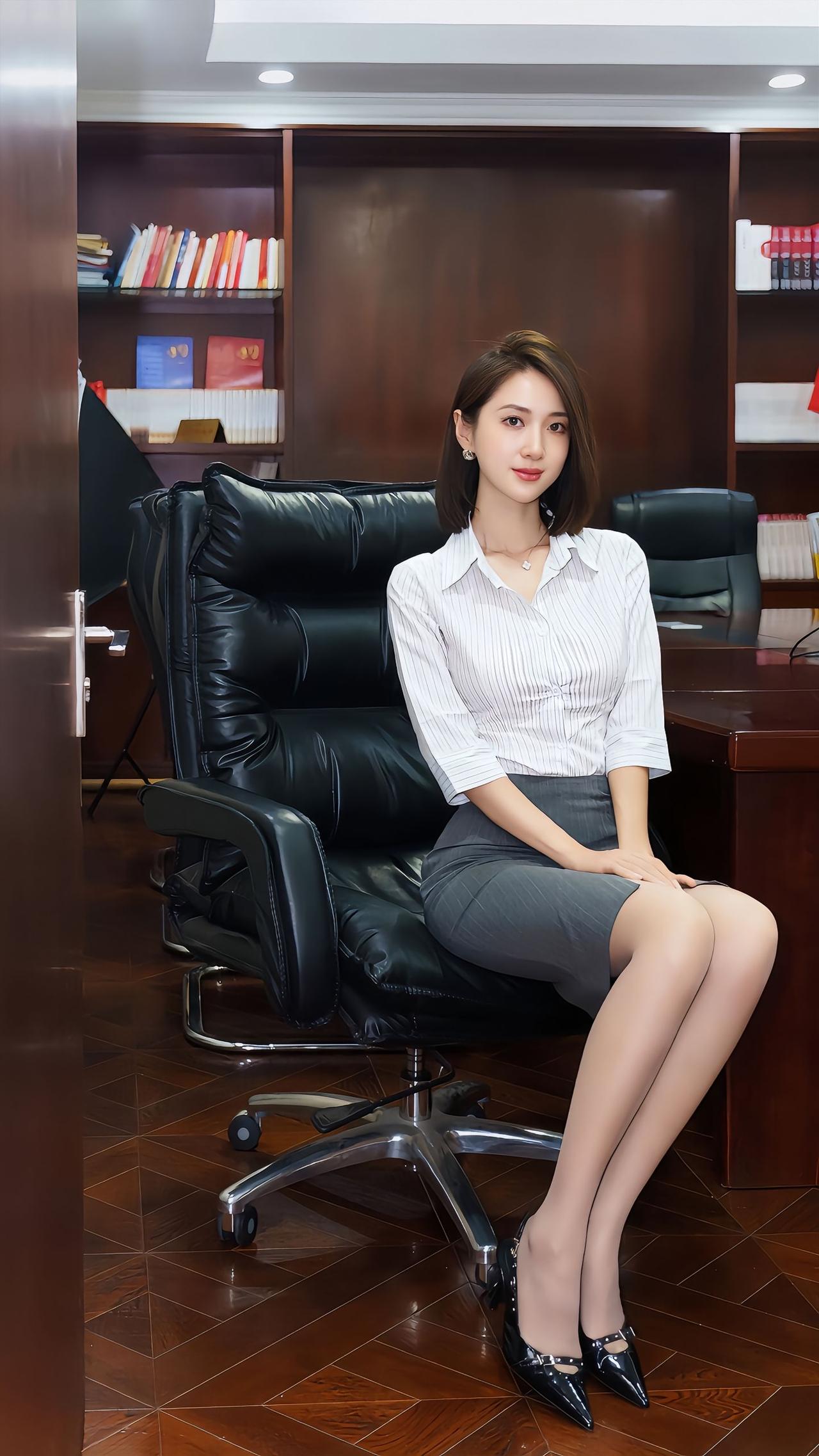 什么样的女人才具有魅力?在办公室的日常里，以专业为铠甲，以优雅为底色，认真工作的