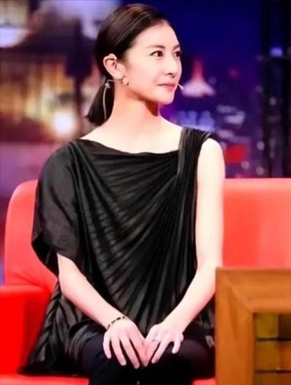 2008年，亿万富豪王微在婚内偷偷和漂亮的舞蹈演员住一起后，回家想跟老婆杨蕾离