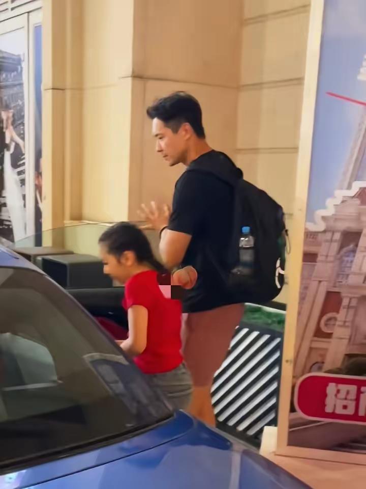 小酒窝天津演唱结束，爸爸高云翔开车来接，44岁高云翔看到女儿那一刻，脸上露出灿烂