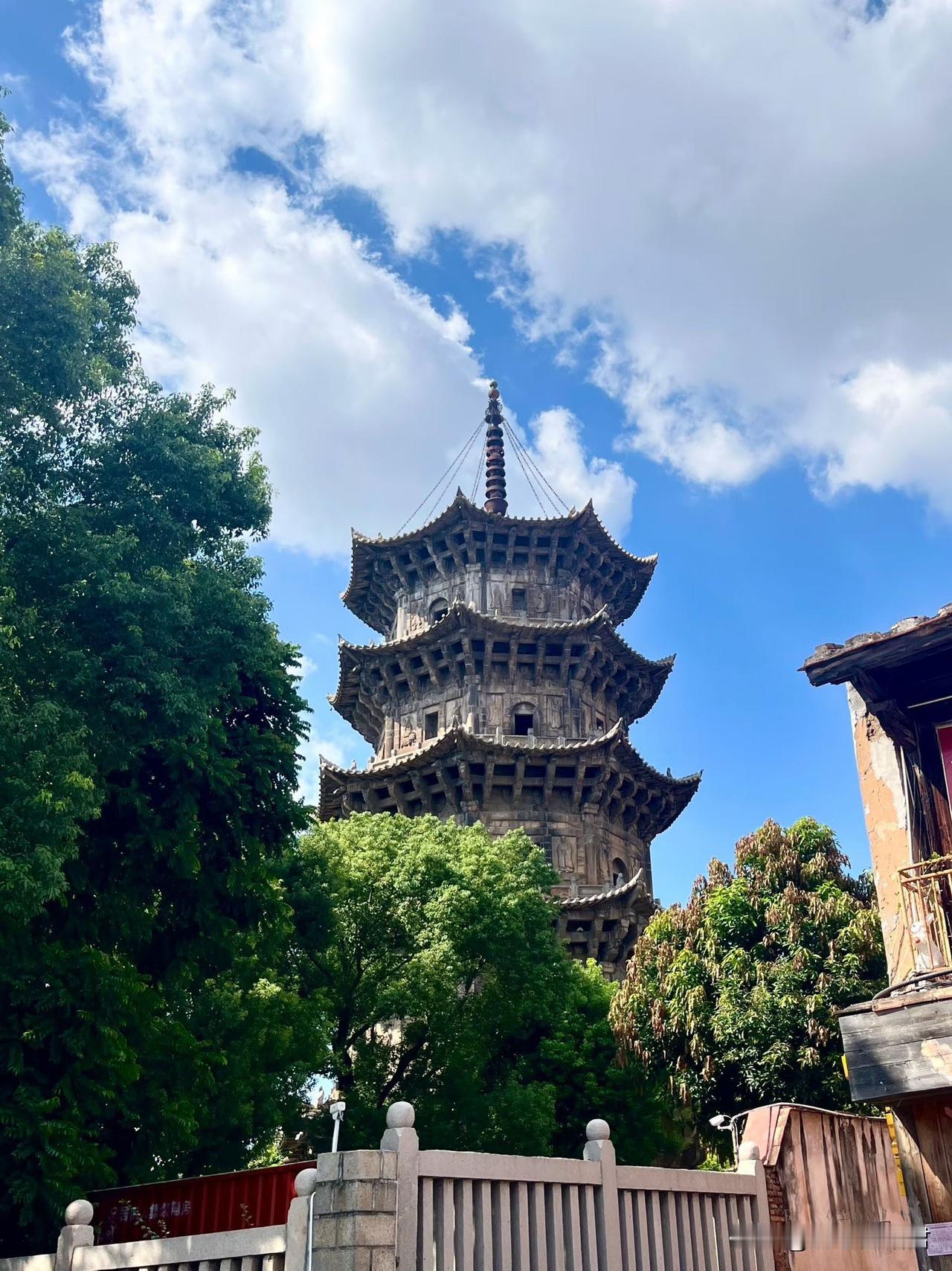 这种儿媳妇心也太黑了，该揍！一女子，嫌弃婆婆整天在家里吃的太多，没干什么赚钱的事