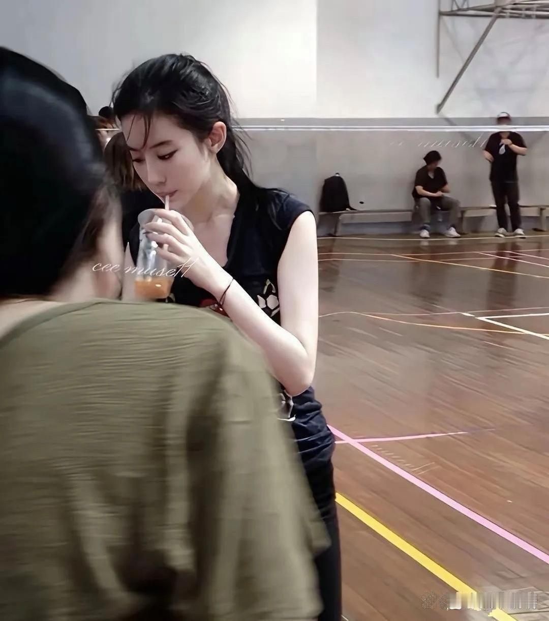 这才是真实的刘亦菲！现场手机偷拍，没有任何后期制作和滤镜​​​
